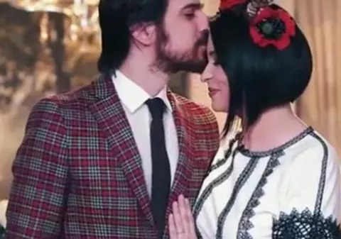 VIDEO EXCLUSIV | De Paşte se sună adunarea în familie! Divele lasă fiţele şi trec la cratiţă. Unele celebrităţi petrec de Înviere ca de... Crăciun: fac sarmale!