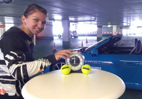 Simona Halep se descurcă foarte bine la volan. Imagini inedite cu numărul 6 mondial | VIDEO