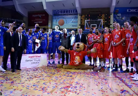 Remiză între Nord și Sud în All Star Game-ul masculin. ”O seară în care a câștigat baschetul”. Stelistul Porter Troupe, MVP-ul show-ului