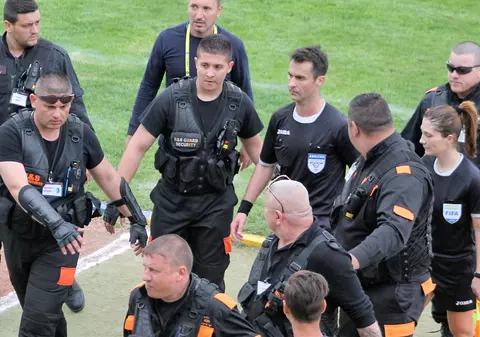 Scandal în Liga 2. Arbitrul de la Dunărea Călărași - Brăila a avut nevoie de scutieri să părăsească stadionul. ”Ne batem cu arbitrii, cu șinele de tren, cu toată lumea!” FOTO