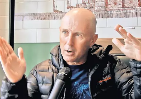 Mugur Mihaescu are de suferit din cauza legii antifumat: clienţii pleacă fără să plătească