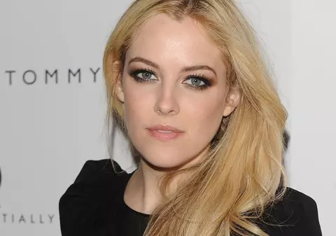 Nepoata lui Elvis, în ipostaze incendiare! Riley Keough, aproape goală într-un serial