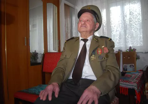 A luptat în cel de-al Doilea Război Mondial și a fost prizonier în lagărele rusești! Avansat la gradul de sublocotenent la 94 de ani! GALERIE FOTO