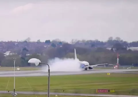 Un avion care a decolat din Bucureşti, aterizare cu probleme în Birmingham. O anvelopă a explodat | VIDEO