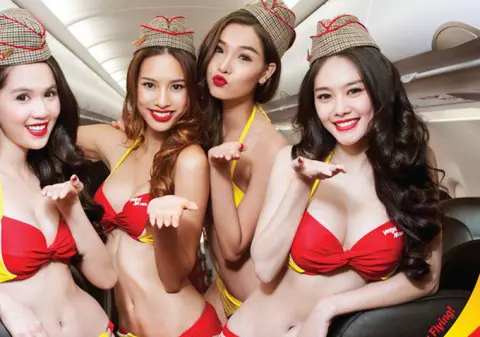 Însoțitoare de zbor îmbrăcate în costume de baie – cheia succesului pentru o companie aeriană | FOTO și VIDEO