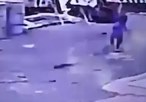 Moment terifiant! O mamă a trecut cu mașina peste copilul ei. Suprinzător, băiatul nu a pățit nimic / VIDEO