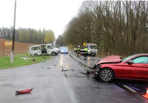 Accident teribil. Microbuzul unei echipe de fotbal s-a ciocnit cu o altă mașină! Trei jucători, răniți!