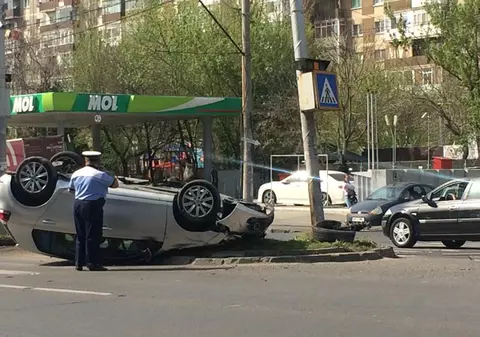Accident bizar în Capitală. O mașină s-a răsturnat pe bulevardul Iuliu Maniu