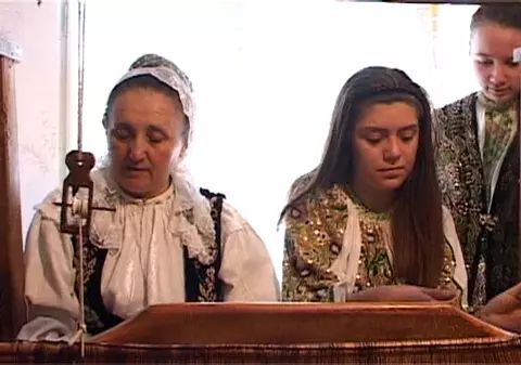 O vrânceancă reînvie tradiția polulară într-un atelier dotat cu bani europeni