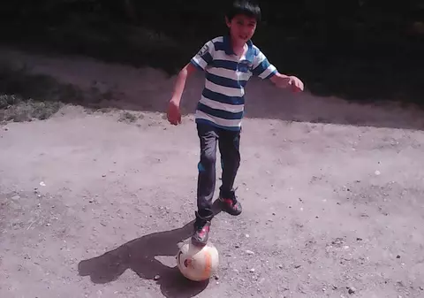 O familie din Covasna s-a luptat cu statul român pentru a obține medicamentul necesar copilului lor. Și-a câștigat tratamentul în instanță!