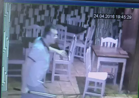 Scandal monstru într-un bar din Botoşani. O chelneriţă şi un barman au fost loviţi de doi indivizi beţi | VIDEO