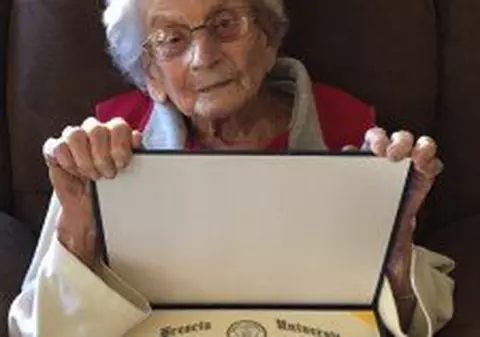 O femeie de 102 ani a absolvit facultatea la 60 de ani după ce a început-o|FOTO