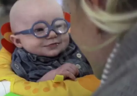 Reacția unui bebeluș care suferă de albinism când își vede mama pentru prima oară | VIDEO