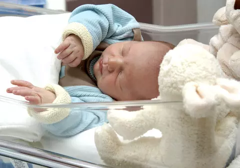 O bunică și-a dus nepotul înapoi la clinica unde acesta se născuse, pentru că era prea urât
