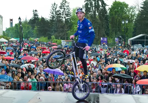 Record mondial stabilit la Sfântu Gheorghe! Bodyguardul Orban-Barra Gabor este cel mai bun săritor pe o roată / GALERIE FOTO