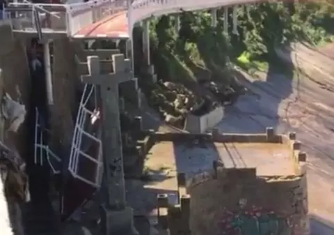 Accident în Rio de Janeiro! O pistă suspendată pentru biciclete s-a prăbușit! Doi oameni au murit | VIDEO