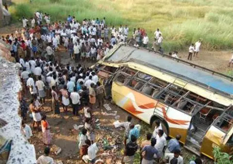 Accident grav în India! 25 de oameni au murit şi peste 11 au fost răniţi!