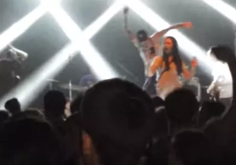 Gest extrem făcut de un cântăreț! I-a dat un șut unei fete care s-a urcat pe scenă pentru o poză| VIDEO