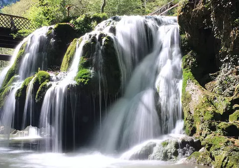 Cascada Bigăr a atras în weekend mii de turiști / GALERIE FOTO