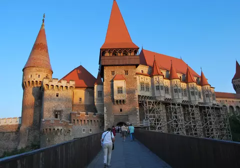 Aglomerație la castingul pentru filmul american ce se va turna la Castelul Corvinilor! 500 de români vor juca în “Dragon Heart”