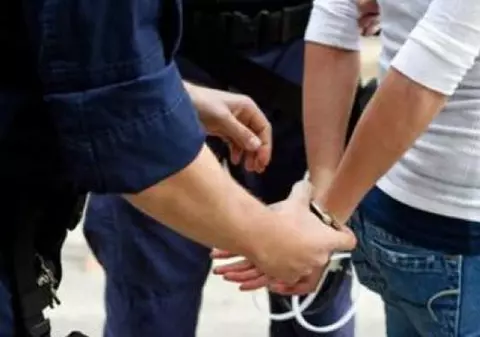 Minor condamnat pentru tentativă de omor asupra unui poliţist, dat în urmărire generală!