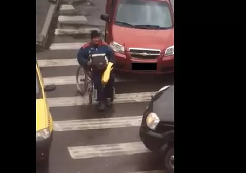 Cum păcălește un cerșetor în scaun cu rotile trecătorii. Imagini revoltătoare | VIDEO
