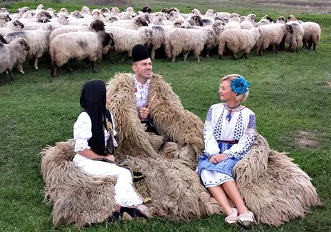 FOTO EXCLUSIV / Când nu poartă ie și bundiță, ce ascunde sub blăniță?