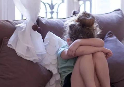 O fetiță din Bacău, abandonată într-o magazie. Mama a dispărut fără urmă