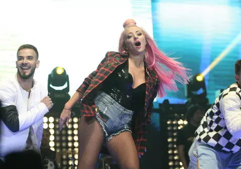 Toată lumea zice că s-a îngrășat, dar ea nu are nicio problemă cu asta. Cum arată Delia în costum de baie