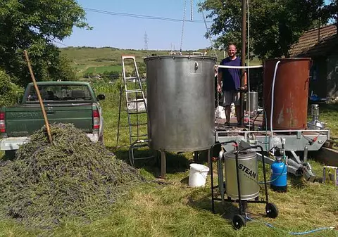 Parfum de profit | Și-a făcut o distilerie mobilă pentru ulei de lavandă