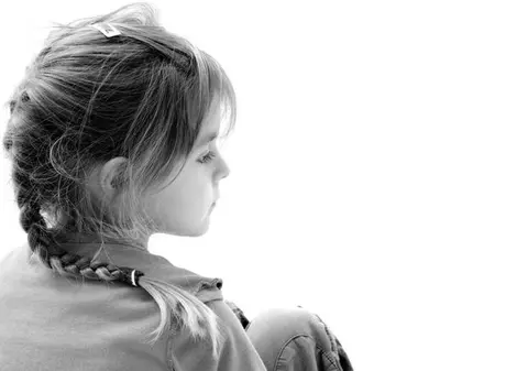 Copilă de 6 ani, snopită în bătaie de o profesoară, pentru că a făcut o greşeală de scriere