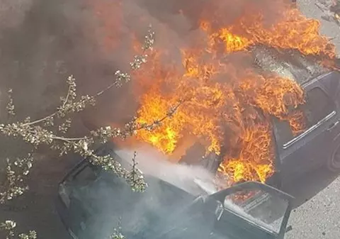 O maşină a ars ca o torţă într-o parcare din Piatra Neamţ!