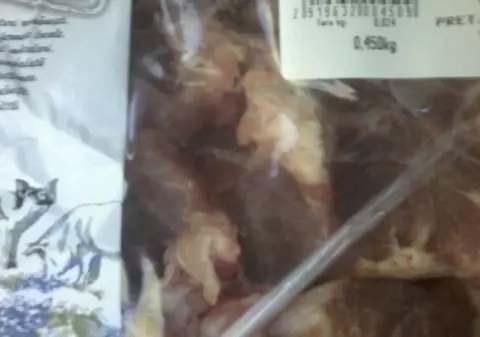 Aveţi grijă ce cumpăraţi: a apărut carnea stricată, dar cu termen de valabilitate corect!