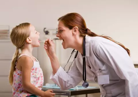 Amigdalita şi otita, două afecțiuni ce pot provoca complicații grave!