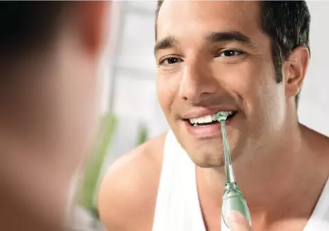 Dușul bucal –o metodă foarte ușoară și eficientă pentru curățarea dinților