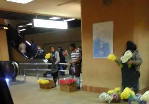 EXCLUSIV | De toată jena! Peroanele de la metrou, transformate în piețe ambulante de flori | VIDEO+FOTO