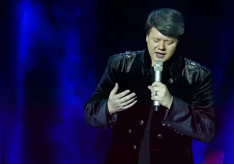 Cu siguranță Fuego nu va uita acest moment. Artistul a căzut de pe scenă în timpul concertului