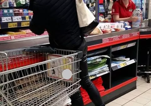 Șoc pentru orădeni! Au dat nas în nas cu o vedetă internațională în timp ce își cumpăra... hârtie igienică
