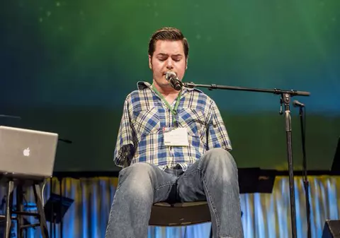 George, românul fără mâini care cântă la chitară, pleacă în turneu mondial | FOTO&VIDEO