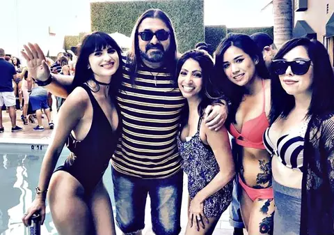 Nu e genul acela de tată! Și-a însoțit fiica de 27 de ani la o petrecere fără inhibiții