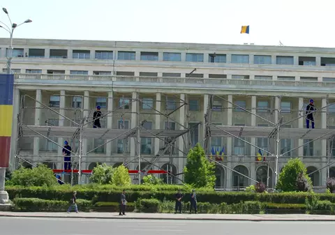 Protest extrem! Un bărbat şi-a dat foc în faţa Guvernului