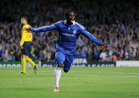 Michael Essien se face de râs prin Indonezia! A alergat un adversar pe teren! VIDEO