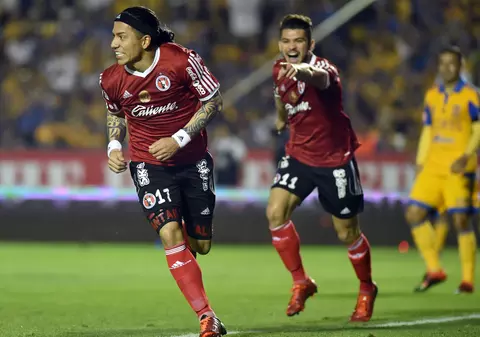 Un fost stelist s-a făcut băiat serios tocmai în Mexic! N-a renunțat la plete, dar s-a pus pe dat goluri