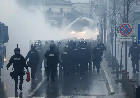 Explozii și focuri de armă în Kosovo, în fața unui complex unde trebuia să meargă premierul sârb