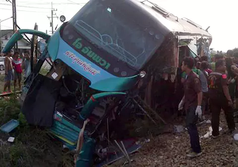 Un autobuz a fost lovit în plin de tren. Trei morți și zeci de răniți. Momentul impactului, surprins de camerele de supraveghere / VIDEO