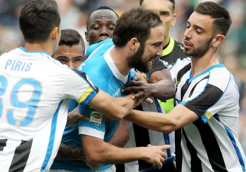 Higuain şi-a ieşit din minţi: a bruscat arbitrul, a plâns şi a acuzat măsluirea campionatului! / VIDEO