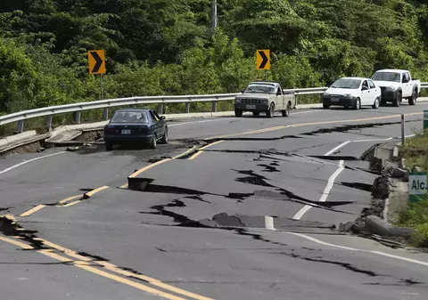 Zeci de mii de sinistraţi, în urma cutremurului care a devastat litoralul Ecuadorului!