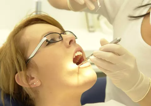 Dentistul "măcelar" a fost condamnat la închisoare. A mutilat peste 120 de pacienți