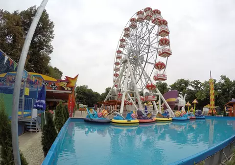 Copiii îşi pot construi singuri un „monstru din plastic”, la Roata Mare din Herăstrău