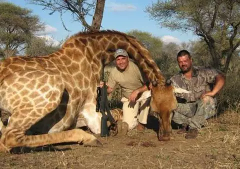 ”Mămălicki” Stoickov, executat public de bulgarii săi, după ce a omorât animale în Africa: ”Ești un barbar!”